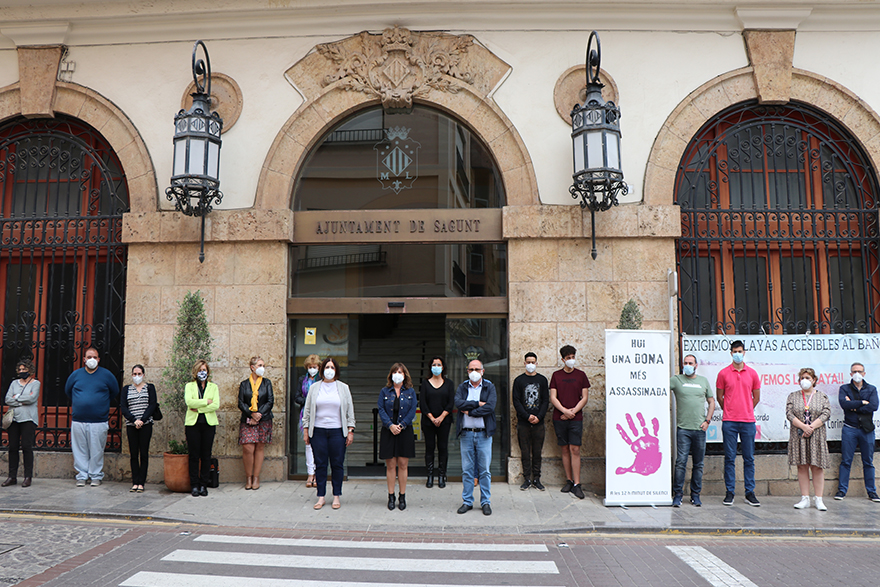 Sagunt guarda un minut de silenci en senyal de condemna i repulsa pels presumptes assassinats masclistes ocorreguts a Mallorca, Tarragona i Barcelona