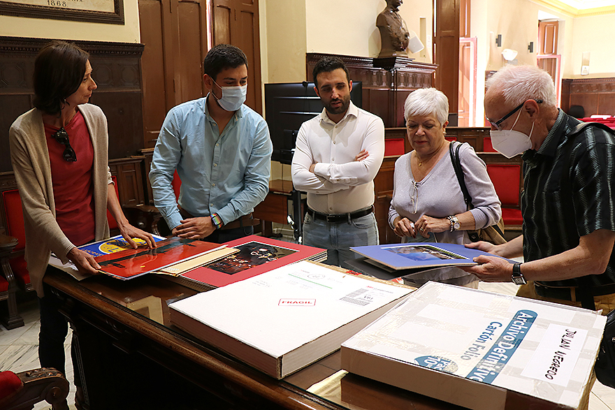 La família de Julián Negredo Sánchez dona un centenar de fotografies a l'Arxiu Municipal