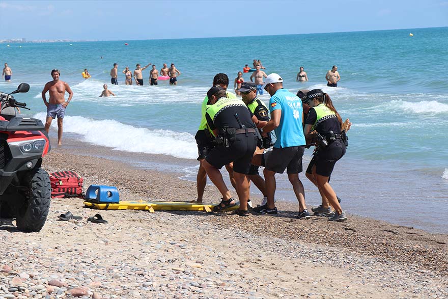 El servici de socorrisme i la Policia Local de platges realitzen un simulacre de salvament a la platja d’Almardà