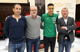 El atleta local Abderrahman El Khayami recibe la insignia de la ciudad