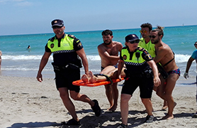 La Policía Local realiza un simulacro en la playa de Almardà