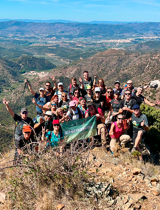 Una trentena d'excursionistes d’Alternatura recorren els pics del Cullera a Almedíxer