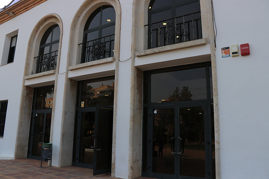 La sala d'adults de la Biblioteca Centre Cívic Antic Sanatori estarà tancada en la jornada de hui