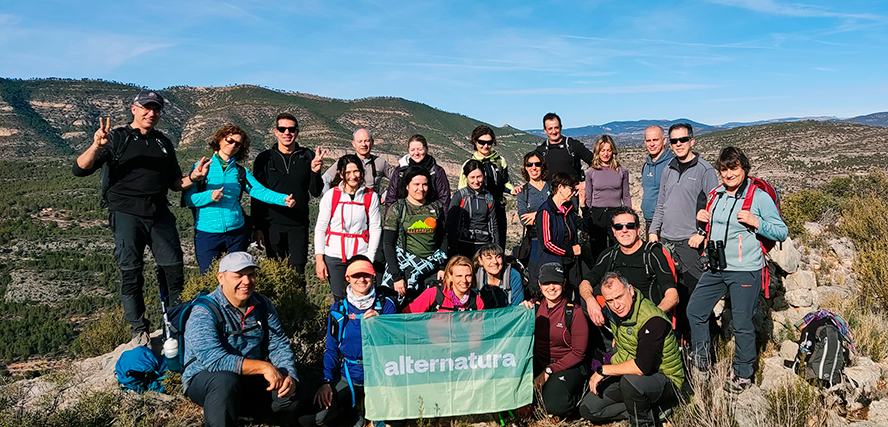 Una veintena de excursionistas de Alternatura recorren el barranco de Los Diablos 