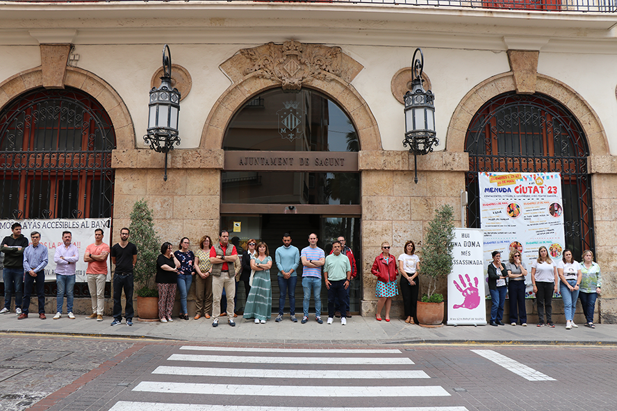 Sagunt guarda un minut de silenci en senyal de condemna i repulsa pel presumpte assassinat masclista perpetrat a Vitòria