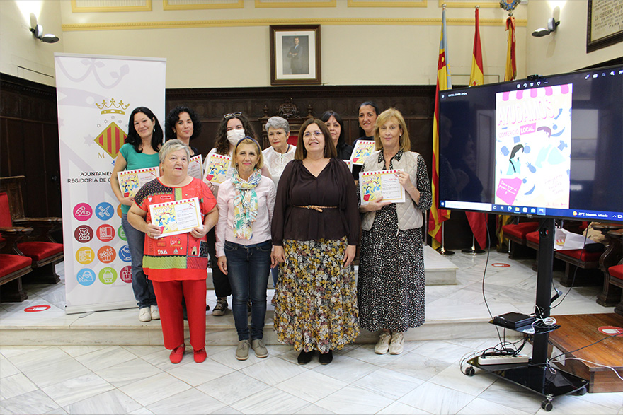 La delegació de Comerç i Mercats i les associacions de comerciants entreguen els premis a les guanyadores del sorteig de la campanya Ajudem al comerç local