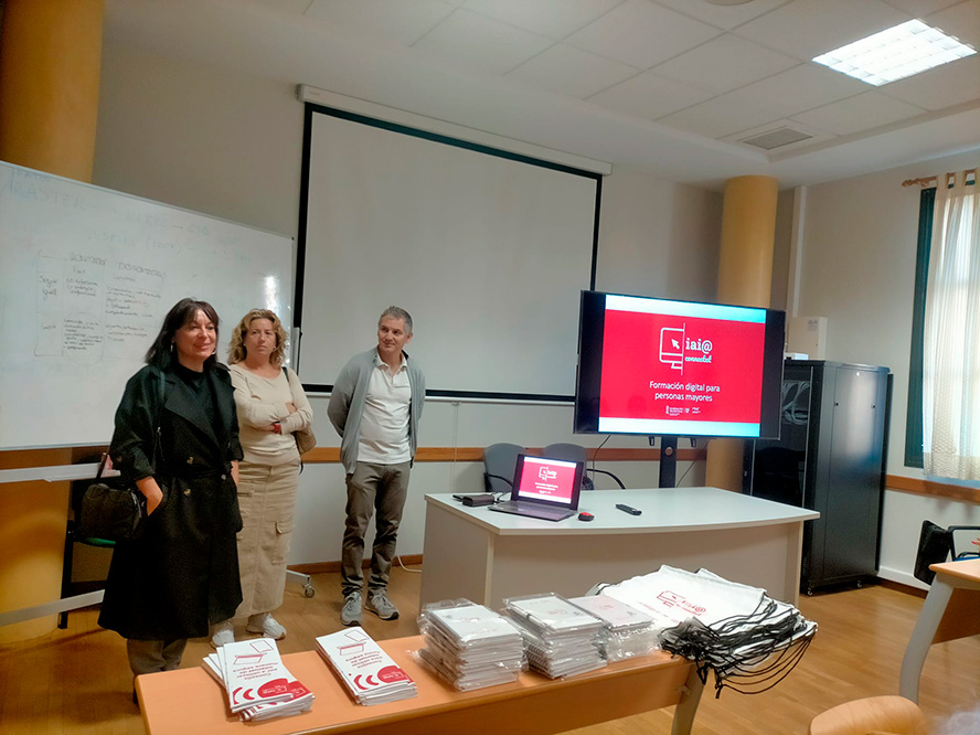 Els tallers 'iai@ connectat' formen les persones majors de Sagunt fent ús de les noves tecnologies 