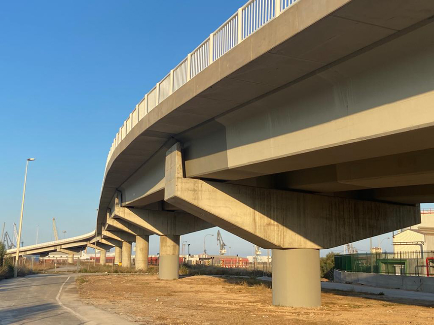 S'obri al trànsit el pont d'accés al polígon químic després de la seua reforma