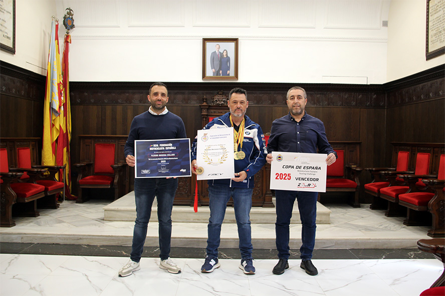 Plácido Berzosa rep la felicitació de l'Ajuntament de Sagunt pels èxits collits l'any passat en motociclisme