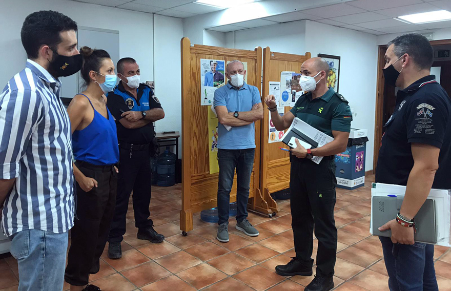 La Guàrdia Rural, la Policia Local i l'Equip ROCA requisen 120 kg de taronges d'una parada del mercat per la seua procedència il·legítima