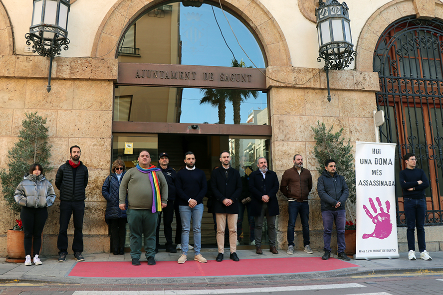 Silencio a las puertas de los edificios municipales por el presunto asesinato machista perpetrado en Asturias