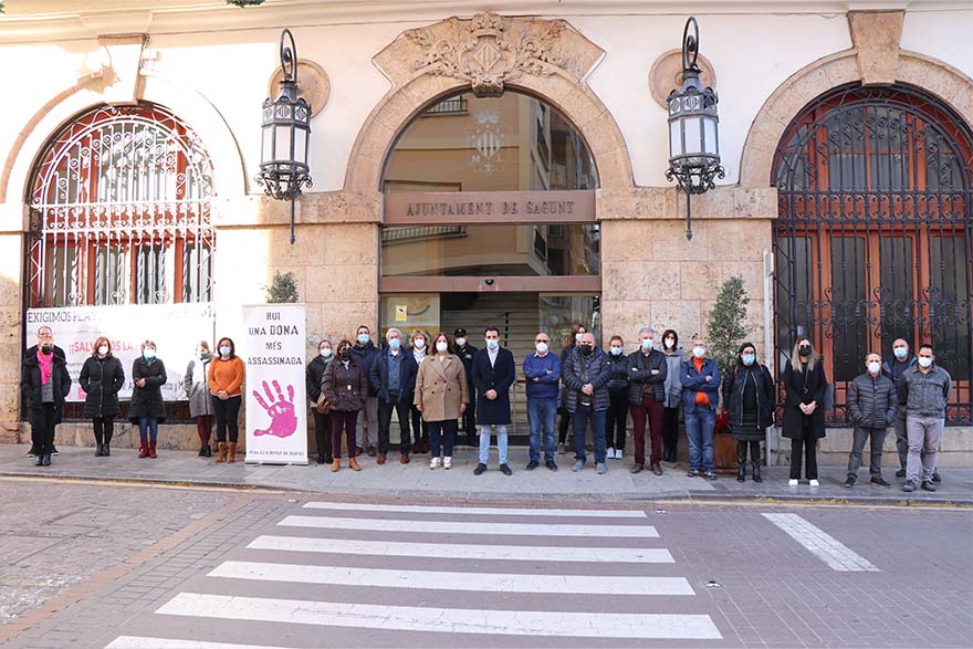 Sagunt guarda un minut de silenci en senyal de condemna i repulsa pels presumptes assassinats masclistes de tres dones i una menor d'onze mesos