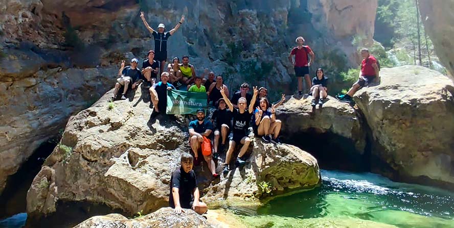 Els excursionistes d'Alternatura seguiren el curs del riu Fraile en el massís del Caroig
