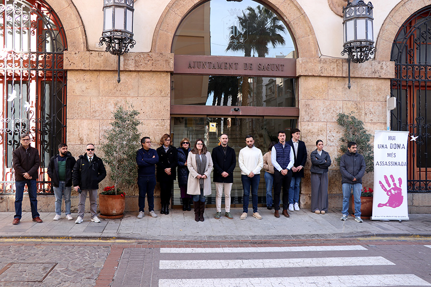 Silencio a las puertas de los edificios municipales por el presunto asesinato machista perpetrado en Cádiz