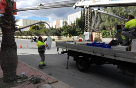 La Policía Local de Sagunto interviene por una farola derribada por un camión en el polígono Sepes