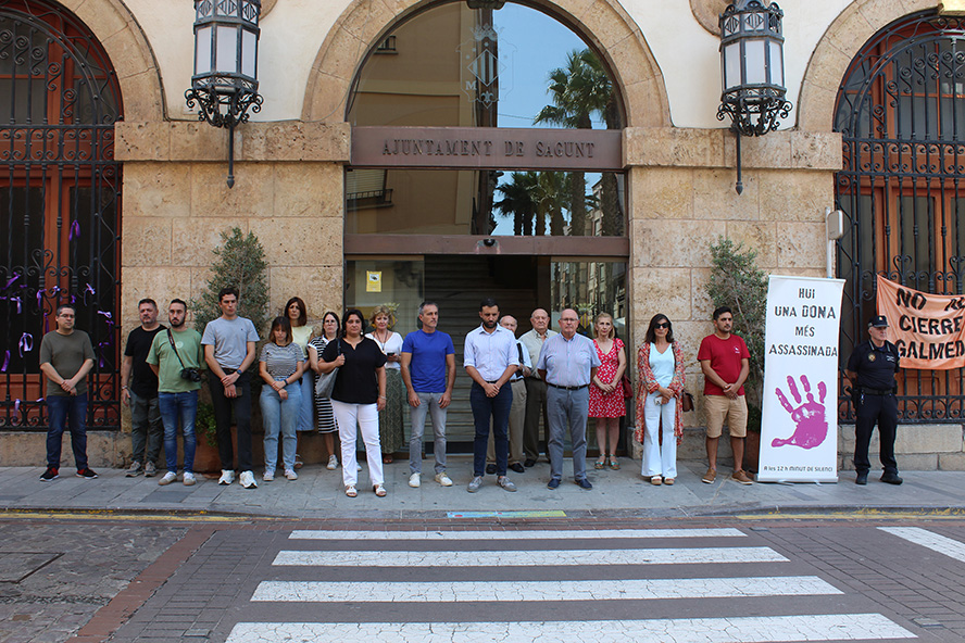 Sagunt guarda un minut de silenci pel presumpte assassinat masclista d'una dona de 33 anys ocorregut a Madrid