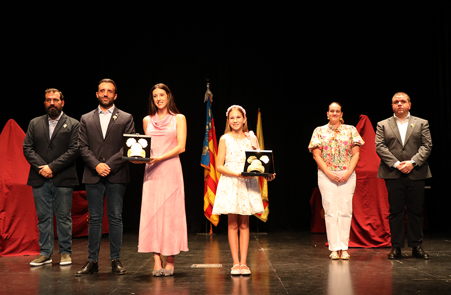Entrega de las peinetas a las Falleras Mayores y presentación de las telas de sus Cortes de Honor por parte del Ayuntamiento y Junta Fallera de Sagunto