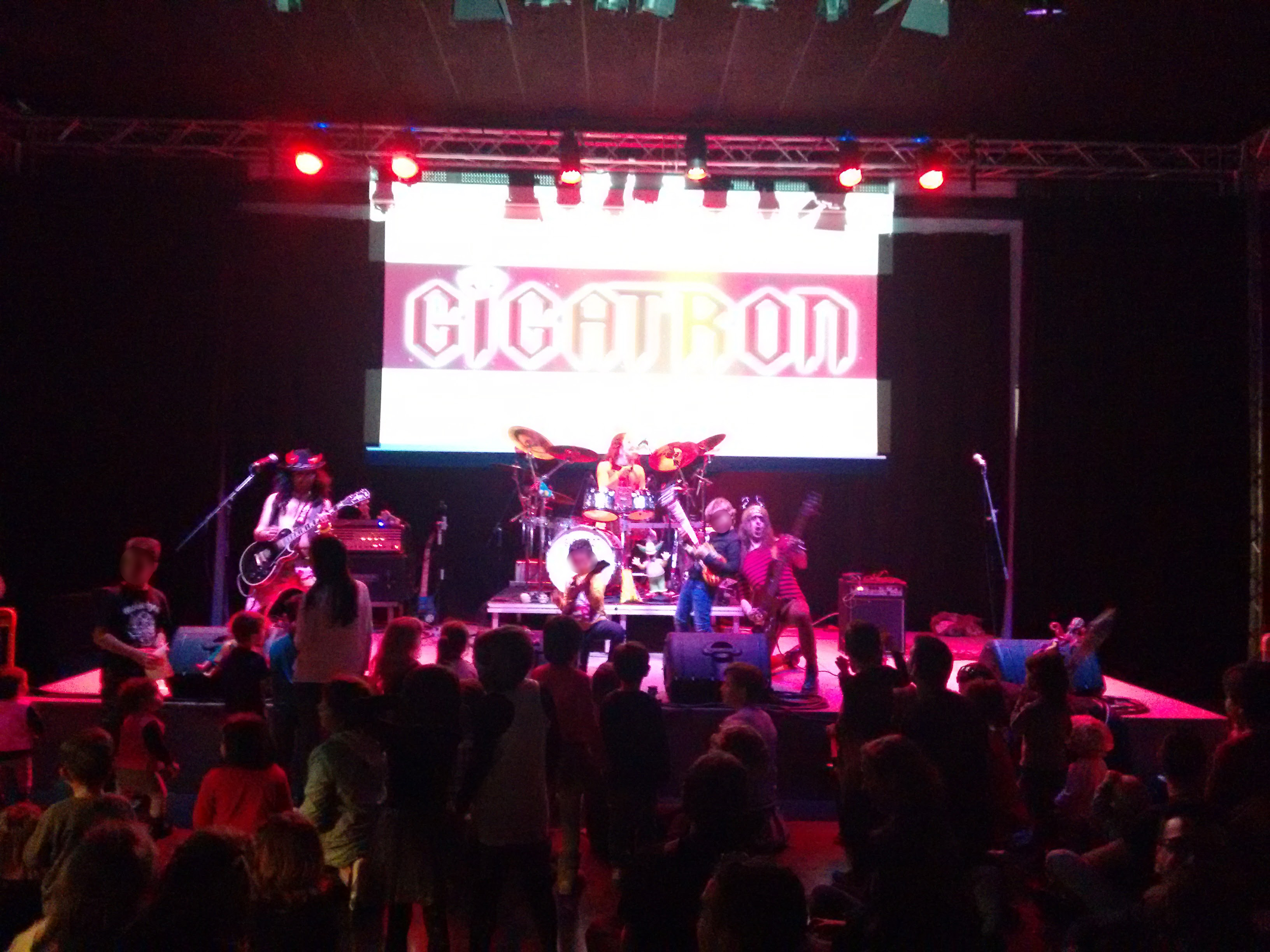 Éxito del concierto infantil de heavy metal Gigatrín