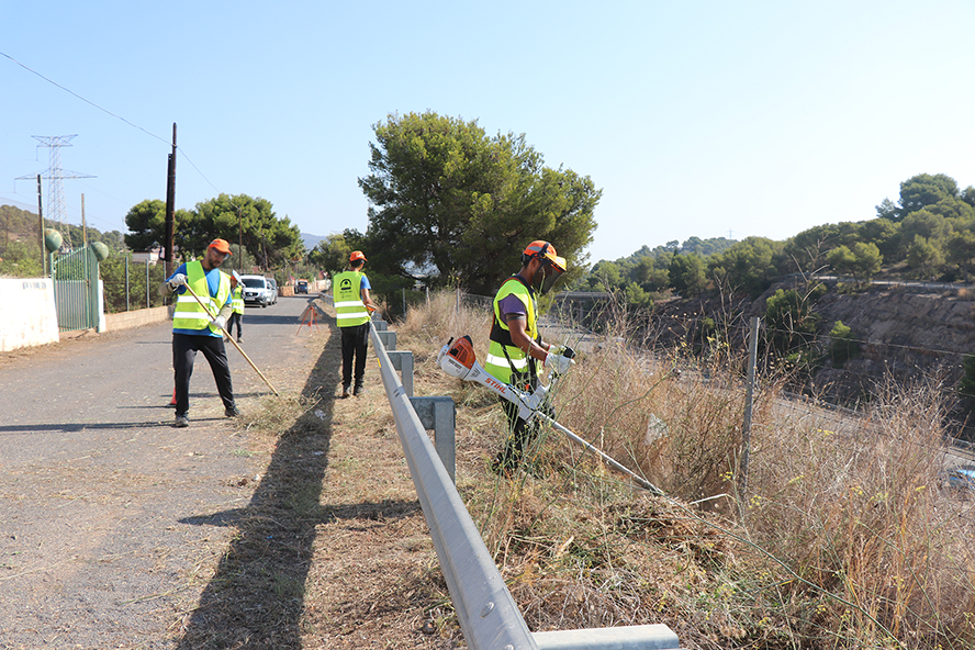 La brigada de neteja i desbrossament del Consell Local Agrari executa labors de manteniment forestal