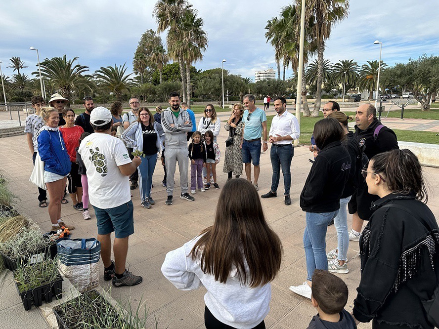 La Colla Verda acomiada el 2023 amb una plantació dunar a la platja d'Almardà