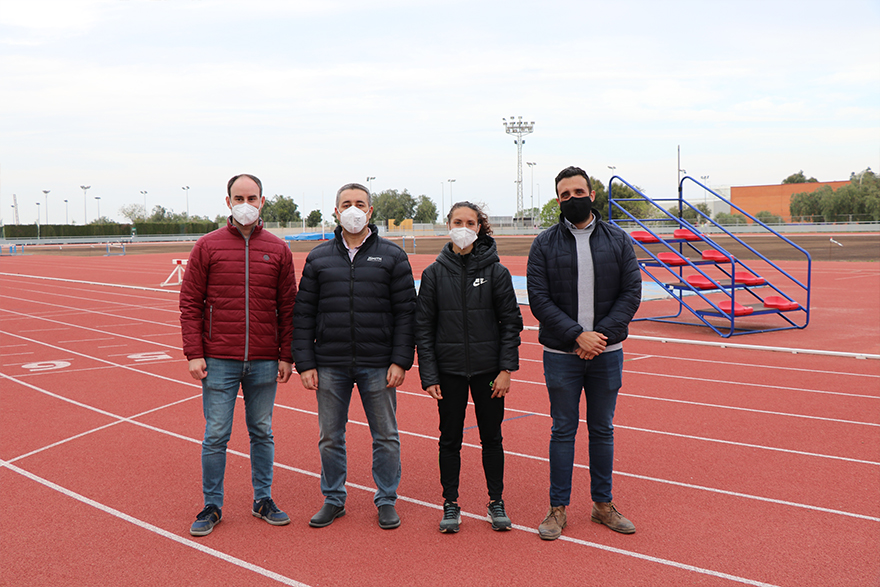 L'Ajuntament secunda i assistix a l'homenatge de Laura Méndez, atleta local que ha aconseguit la mínima olímpica en marató