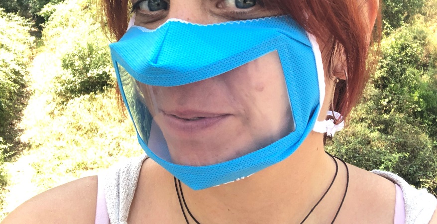 Una empresa local crea mascaretes transparents per a facilitar les rutes turístiques inclusives i la comunicació amb persones amb dificultats auditives