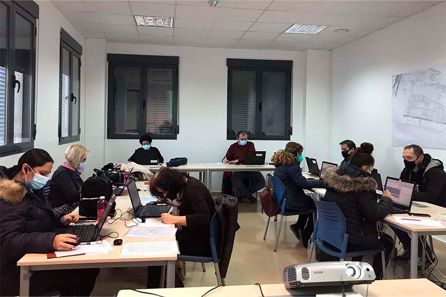 L’Ajuntament de Sagunt inicia la Formació Profesional per a l’Ocupació en ‘Activitats auxiliars de comerç’ amb la visita a Carrefour