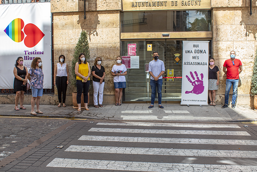 Sagunt guarda un minut de silenci en senyal de condemna i repulsa pels presumptes assassinats masclistes ocorreguts a Palma de Mallorca i a Tenerife