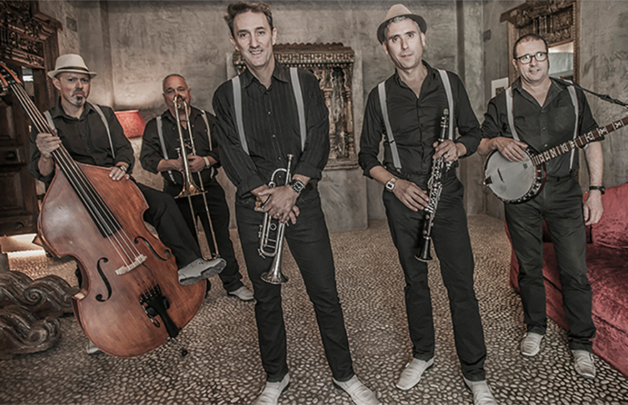 Locomotora Jazz Band ompli de música la zona porticada del Mercat de Sagunt