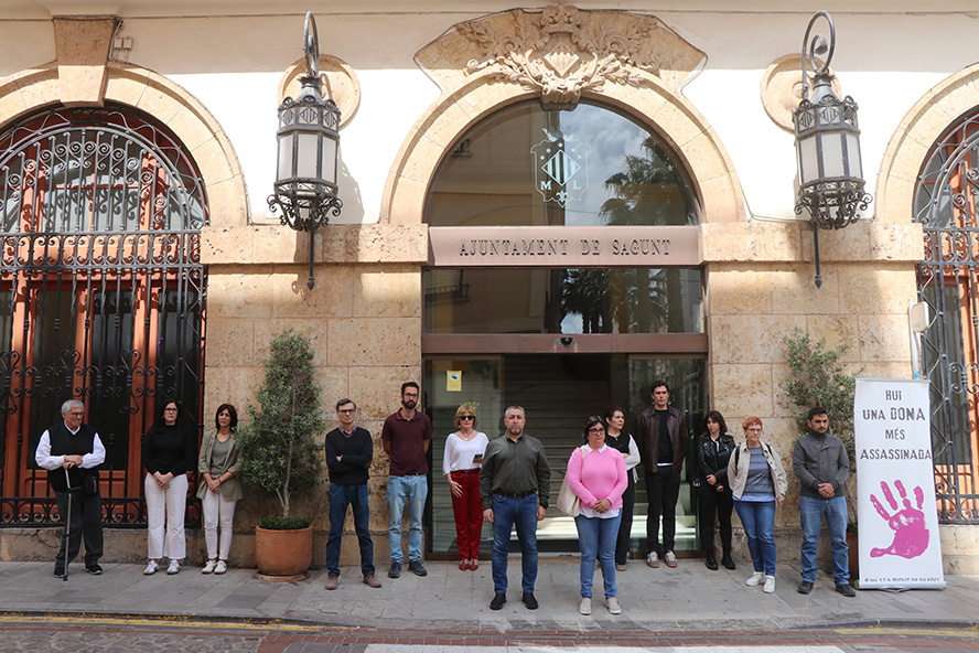 Silenci a les portes dels edificis municipals pels presumptes assassinats masclistes perpetrats a La Rioja i Huelva