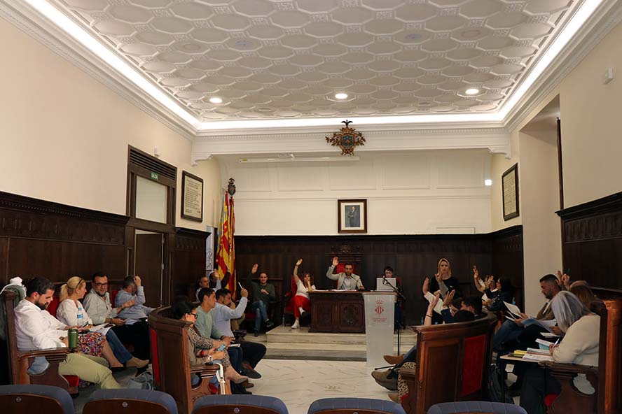El ple acorda instar la Conselleria d'Educació a augmentar el nombre de places oferides per a les proves del C1 de valencià en l’EOI