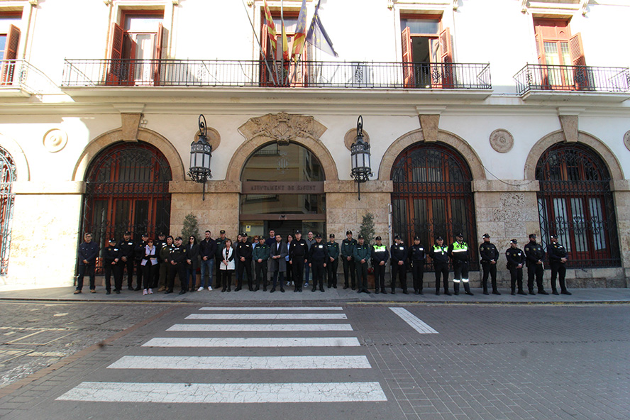 Sagunto guarda un minuto de silencio por la muerte de dos guardias civiles en Barbate