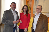 L'alcalde rep a la soprano Marta Estal després d'aconseguir el premi de millor cantant del Concurso Intercentros Melómano