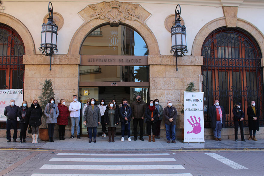 Sagunt guarda un minut de silenci en senyal de condemna i repulsa pel presumpte assassinat masclista perpetrat a Granada