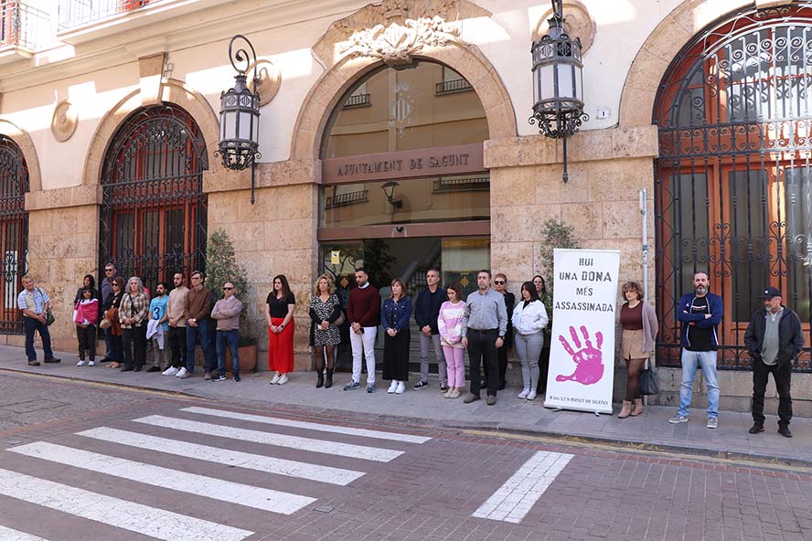 Sagunt guarda un minut de silenci en senyal de condemna i repulsa pels presumptes assassinats masclistes a Barcelona