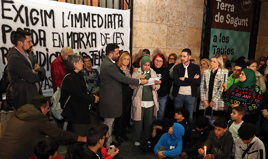 La societat es concentra enfront de l'Ajuntament per a mostrar el seu rebuig davant l'assassinat masclista de Fàtima a Sagunt