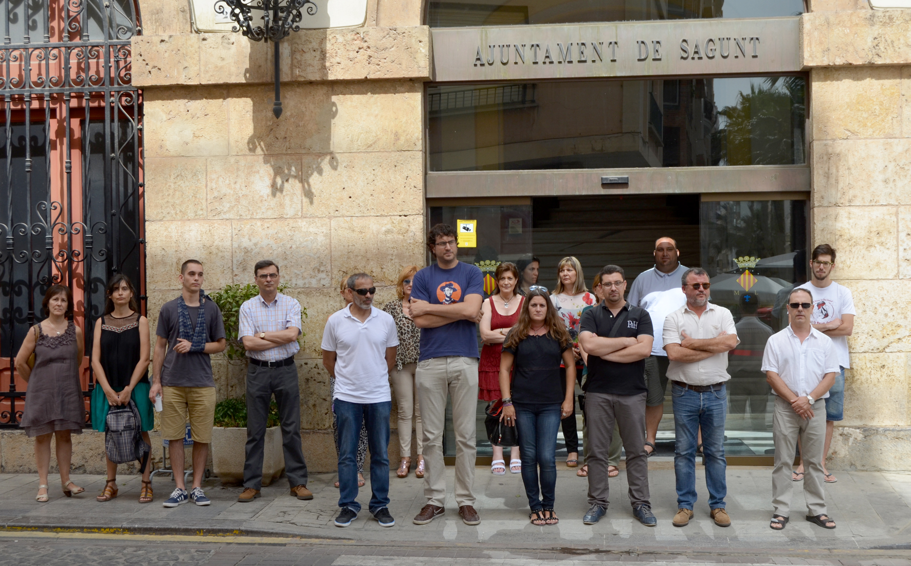 Sagunto guarda un minuto de silencio como muestra de repulsa ante el asesinato machista sucedido ayer en Benicàssim 