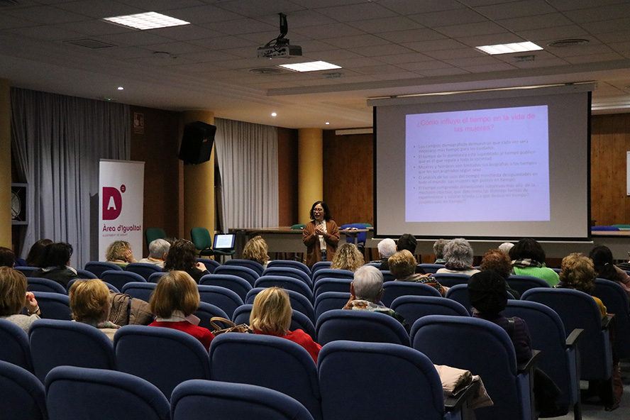 La programación del 8M ha comenzado con dos charlas sobre salud mental en la adolescencia y reflexiones en torno a las mujeres  