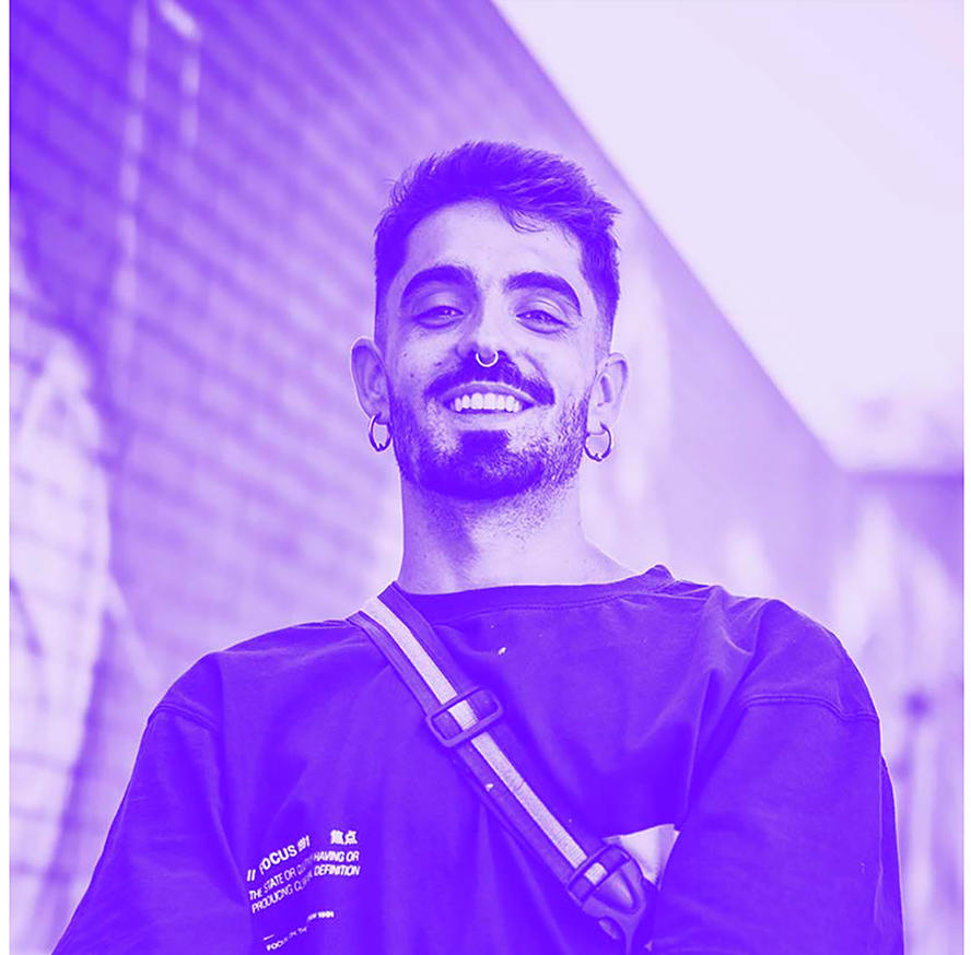 ‘Més Que Murs’: L'artista Jota López comença el seu mural en la façana lateral de l'edifici del Musical de Sagunt