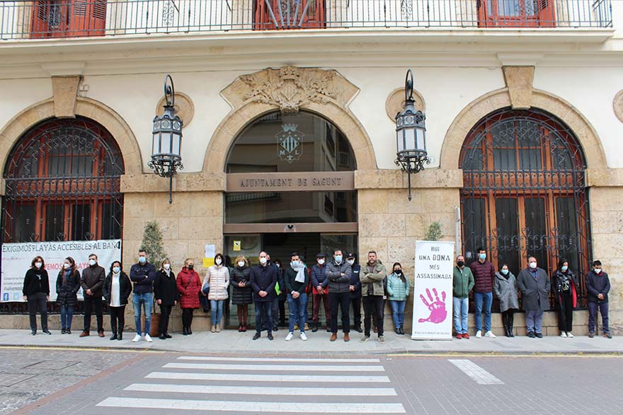 Sagunt guarda un minut de silenci en senyal de condemna i repulsa pels presumptes assassinats masclistes perpetrats a Conca i Sueca
