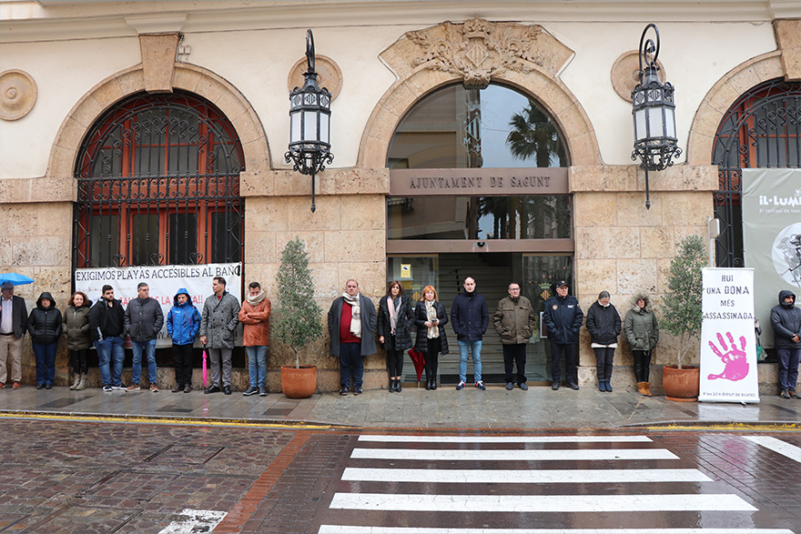 Sagunt guarda un minut de silenci en senyal de condemna i repulsa pel presumpte assassinat masclista perpetrat a Cadis
