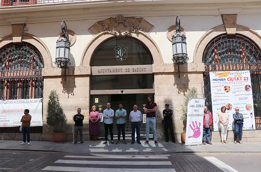 Sagunt guarda un minut de silenci en senyal de condemna i repulsa pels presumptes assassinats masclistes perpetrats a Guipúzcoa y Torremolinos