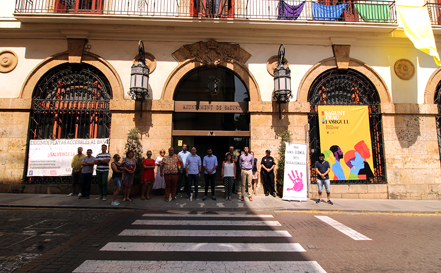 Sagunt guarda un minut de silenci en senyal de condemna i repulsa pel presumpte assassinat masclista perpetrat a Móstoles