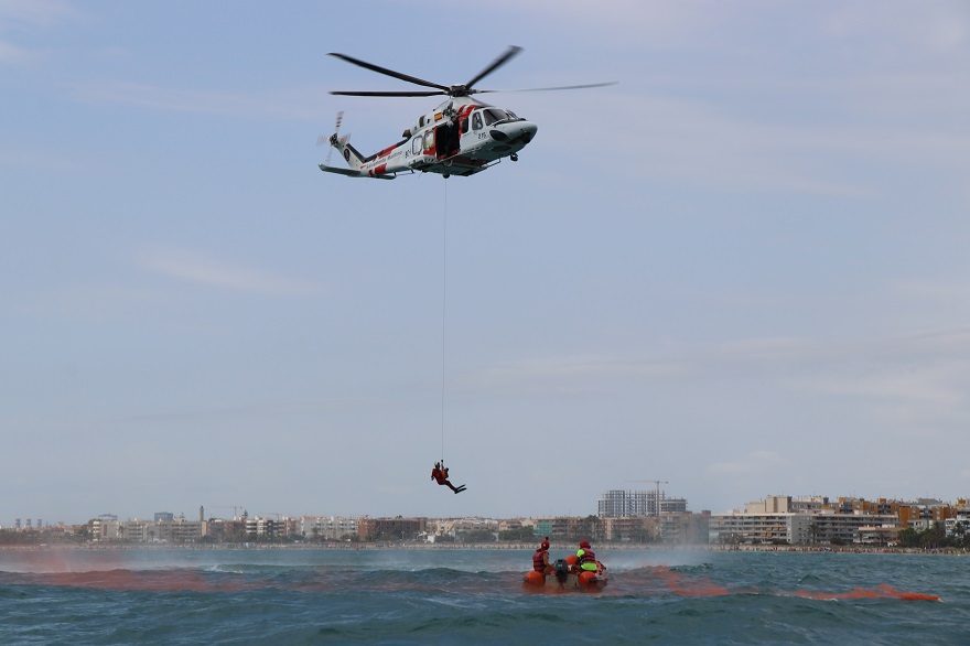 La platja d’Almardà acull un simulacre d'accident nàutic en coordinació amb socorristes municipals, la Policia Local de Platges i Salvament Marítim