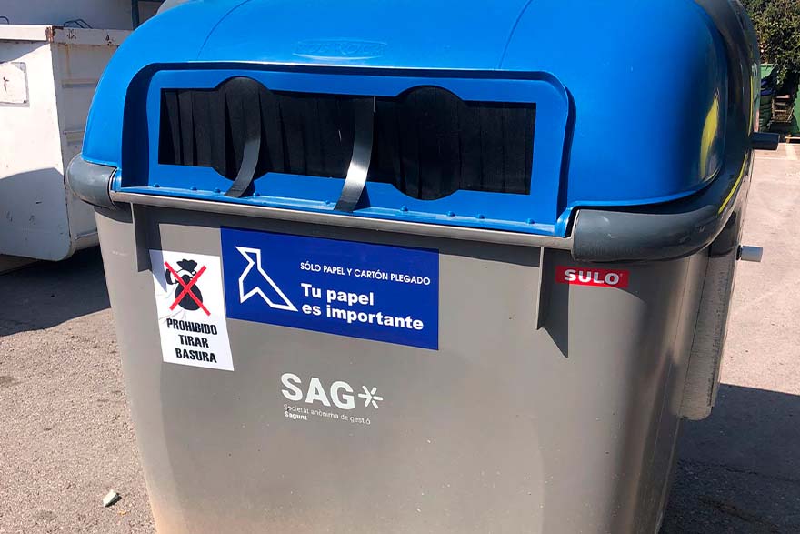La SAG col·loca vinils en els contenidors per a recordar com reciclar de manera correcta