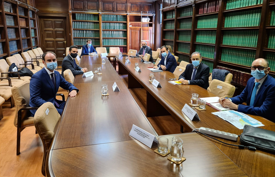 L'alcalde de Sagunt es reunix amb el secretari general d'Infraestructures del Ministeri per a tractar la connexió del tren de rodalia al Port de Sagunt i el cobriment de les vies