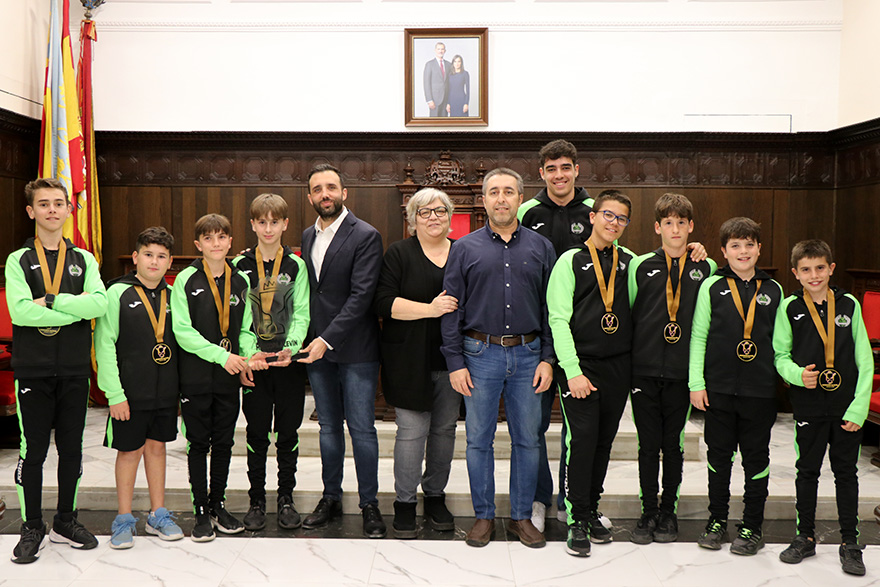 L'equip aleví del Club de Patinaje Alas de Sagunto rep un homenatge municipal per guanyar la Minicopa d'hoquei en línia