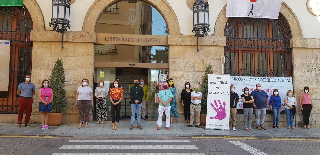 Sagunt guarda un minut de silenci en senyal de condemna i repulsa pel presumpte assassinat masclista ocorregut a València