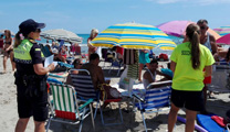 La Policía Local y el servicio de socorrismo inician una campaña informativa sobre la ordenanza de playas