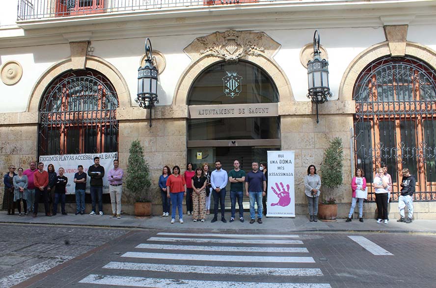 Sagunt guarda un minut de silenci en senyal de condemna i repulsa pel presumpte assassinat masclista perpetrat a Àvila